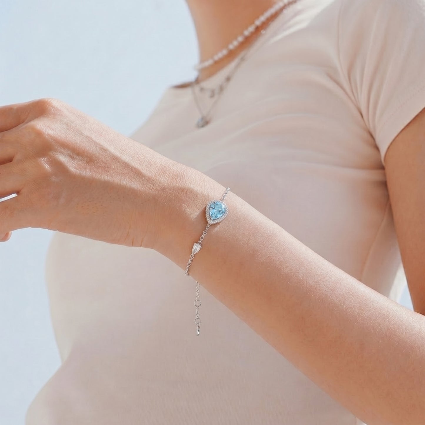 สร้อยข้อมือพลอยหยดน้ำสีฟ้า3112 | Blue Teardrop Gemstone Bracelet